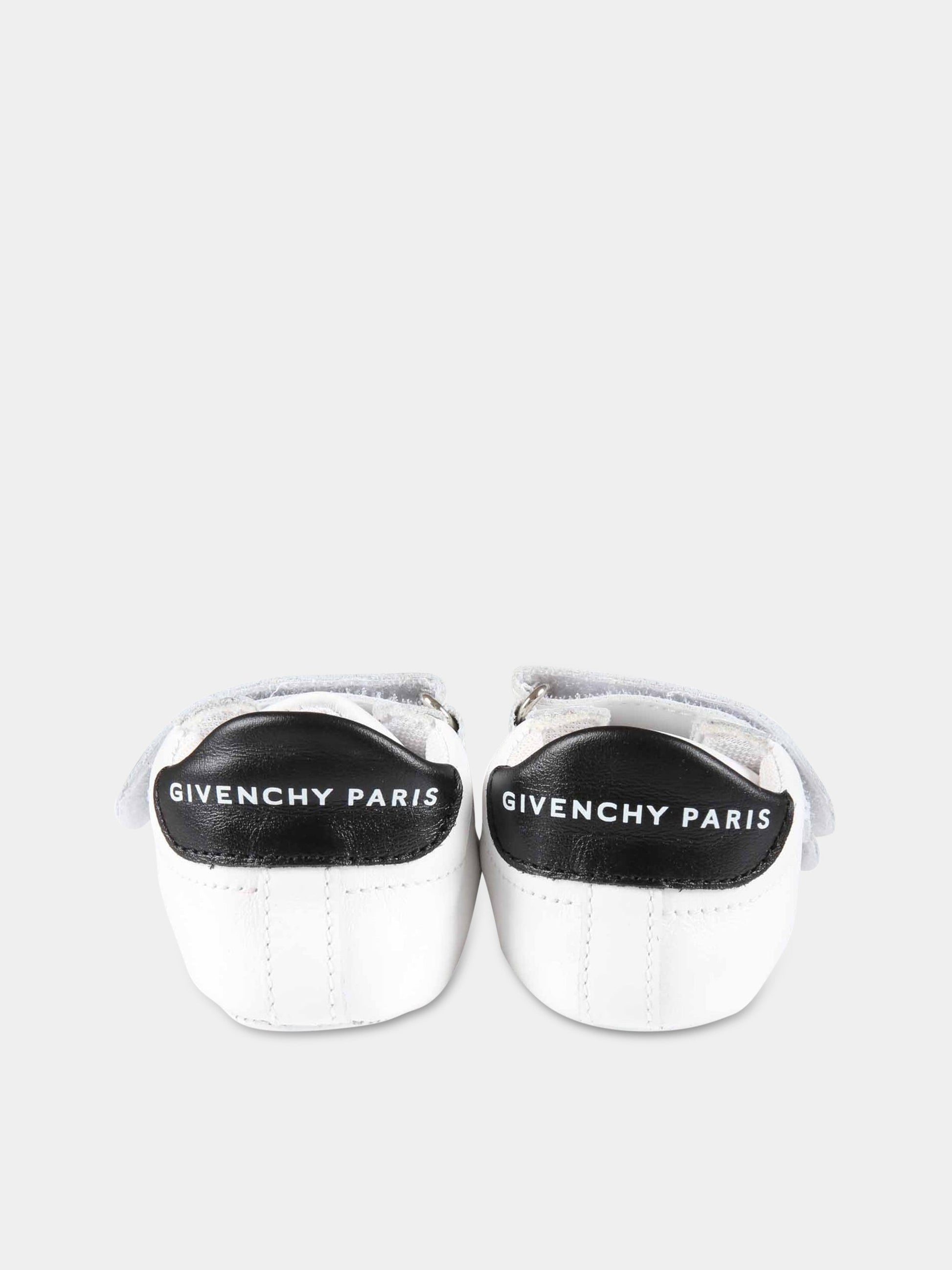 Scarpe bianche da culla per neonato con logo nero,Givenchy Kids,H99035 10B